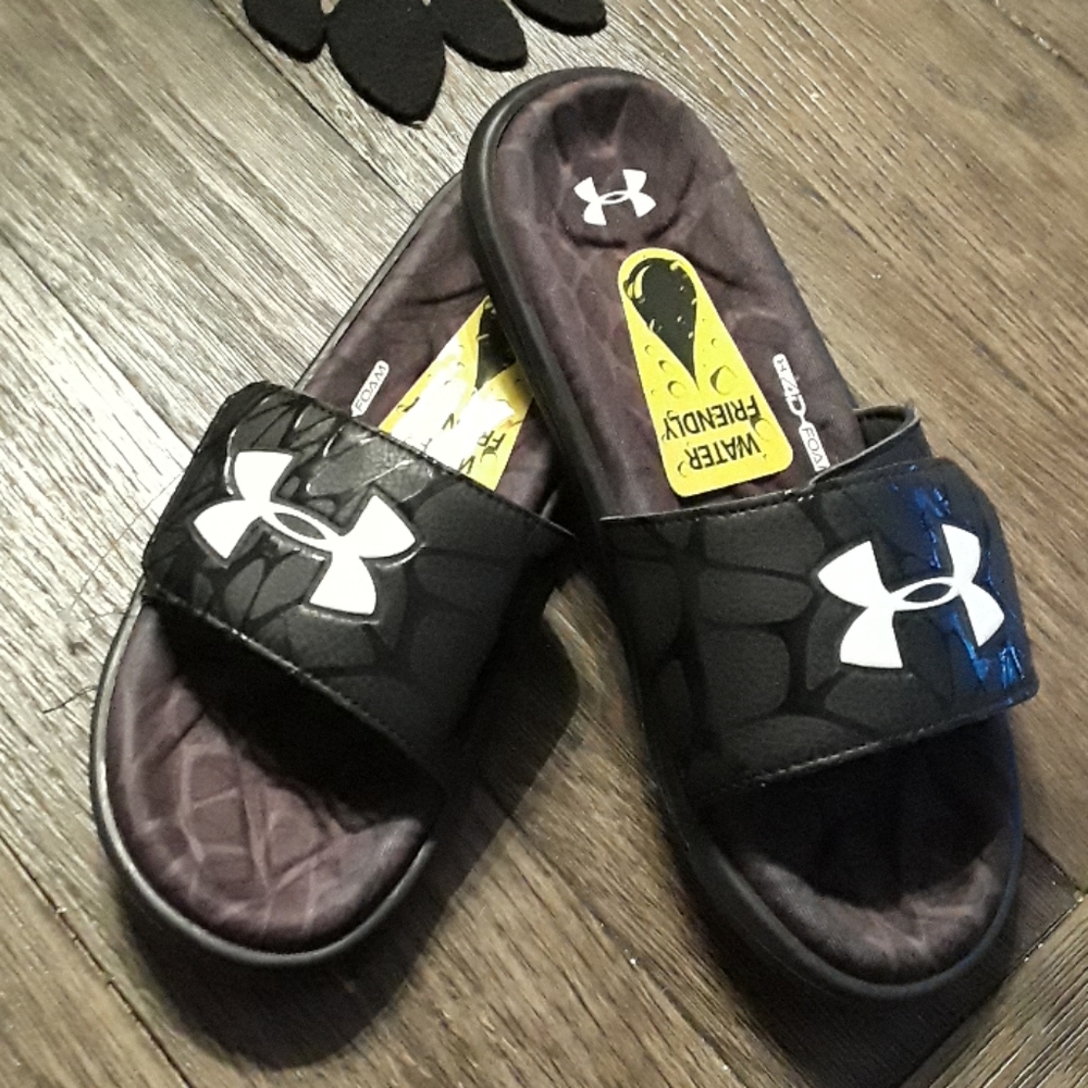 NWOT "Under Armour" Foam Slippers